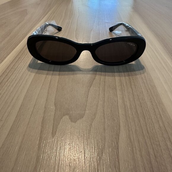 NWT Vogue Sunglasses VO5582S Black Smoke Oval Shape One Size - Picture 6 of 12